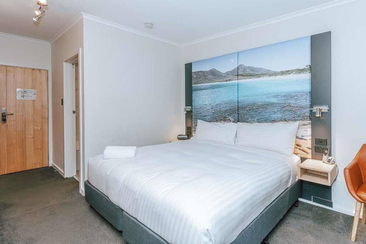 Standard Room, 1 King Bed | Premium bedding, down comforters, minibar, desk