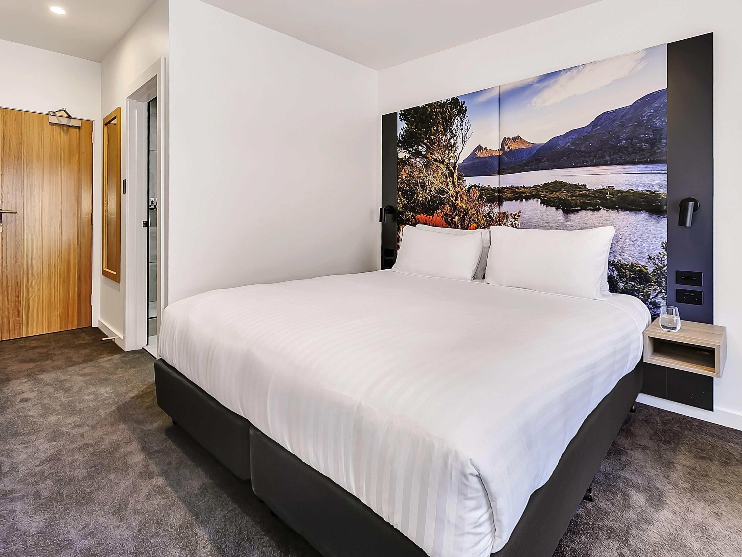 Phòng Deluxe, 1 giường cỡ king | Bộ đồ giường cao cấp, chăn bông, minibar, bàn 