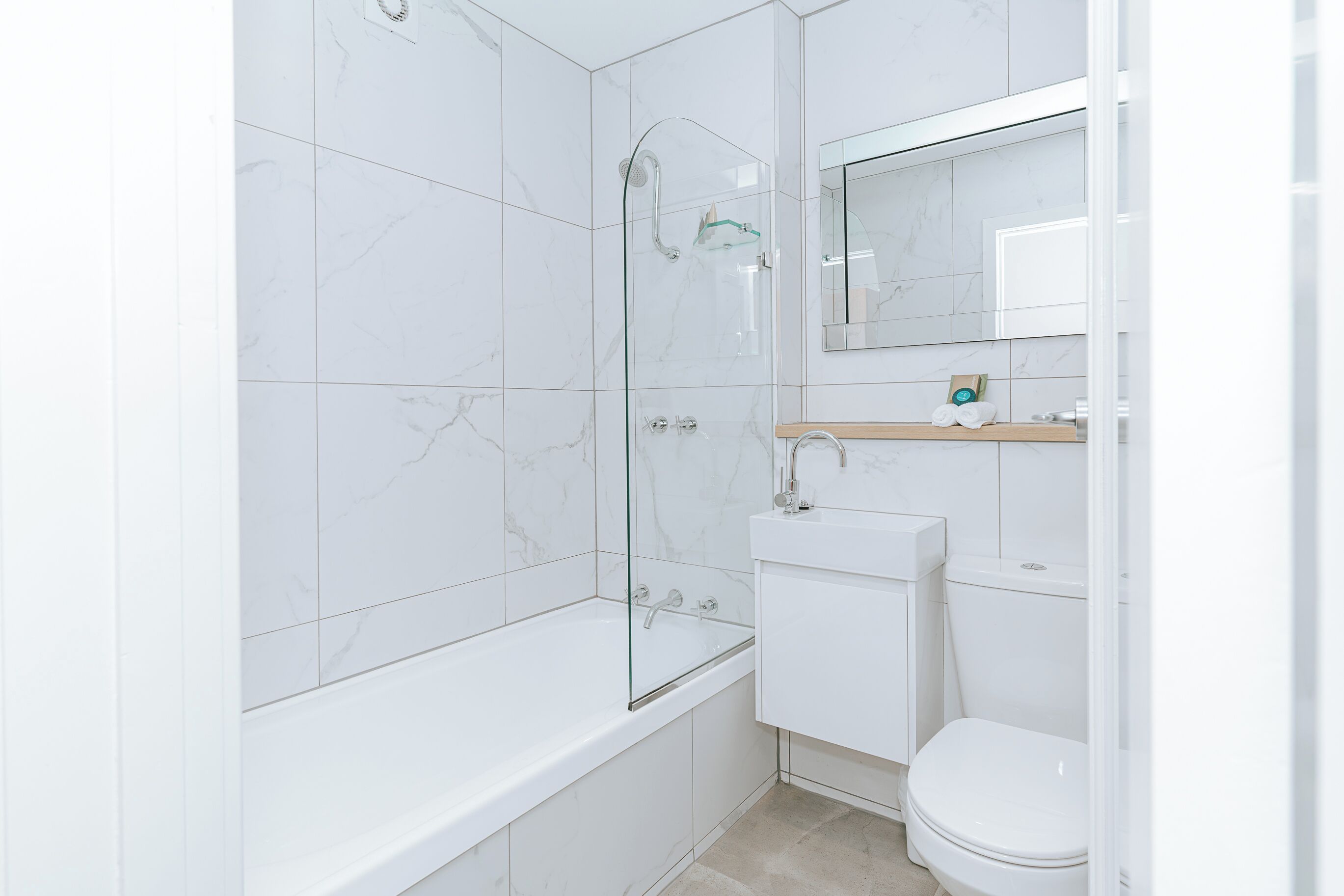 standard room, 1 king bed | bathroom | shower, eco-friendly toiletries, hair dryer, towels