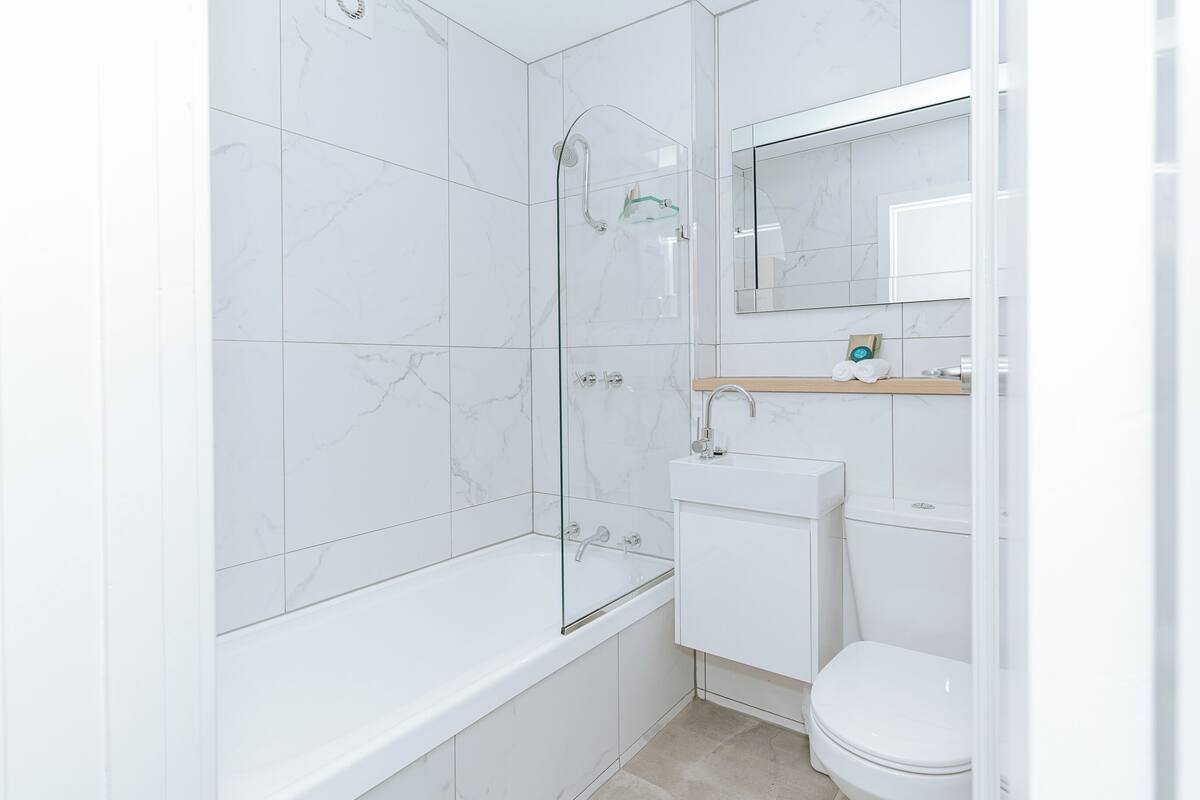 standard room, 1 king bed | bathroom | shower, eco-friendly toiletries, hair dryer, towels