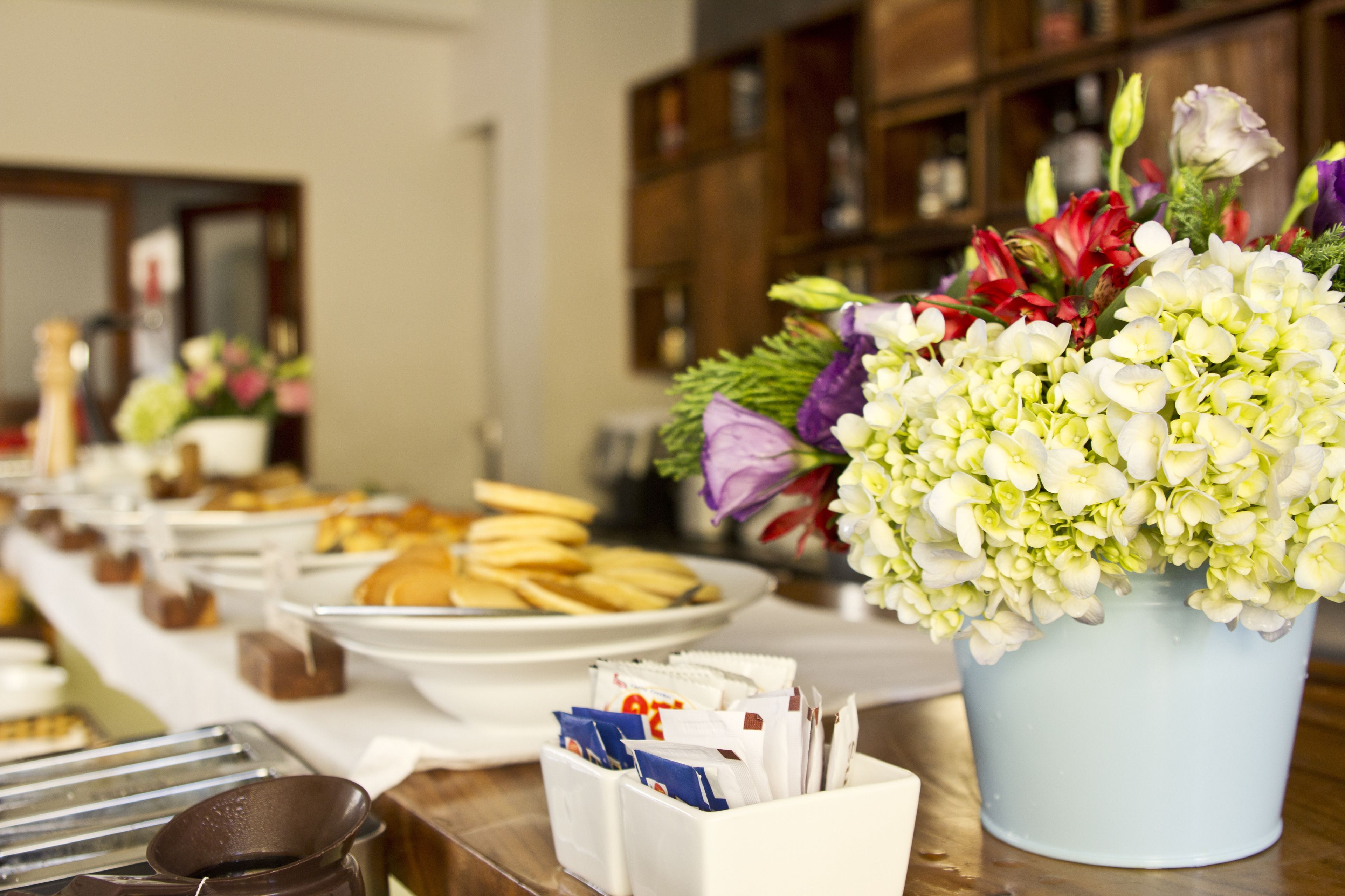 Petit déjeuner buffet (8 USD par personne)