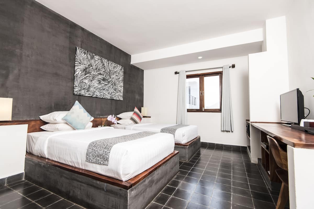 Deluxe Twin kamer | Een minibar, een kluis op de kamer, individueel gedecoreerd