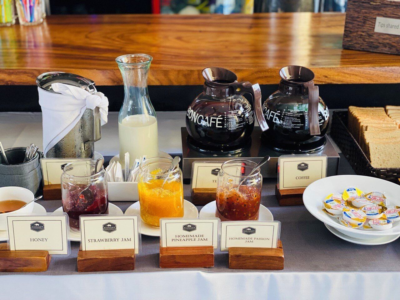 Un buffet de petit-déjeuner proposant une variété de confitures et différentes options de café.