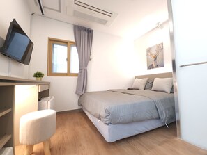 Habitación doble | Edredón, muebles diferentes, escritorio y wifi gratis