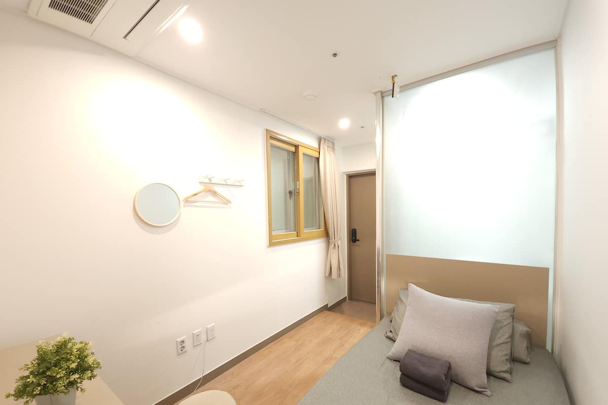 Single Room | Gebar bulu kapas, dilengkapkan perabot secara berasingan, meja