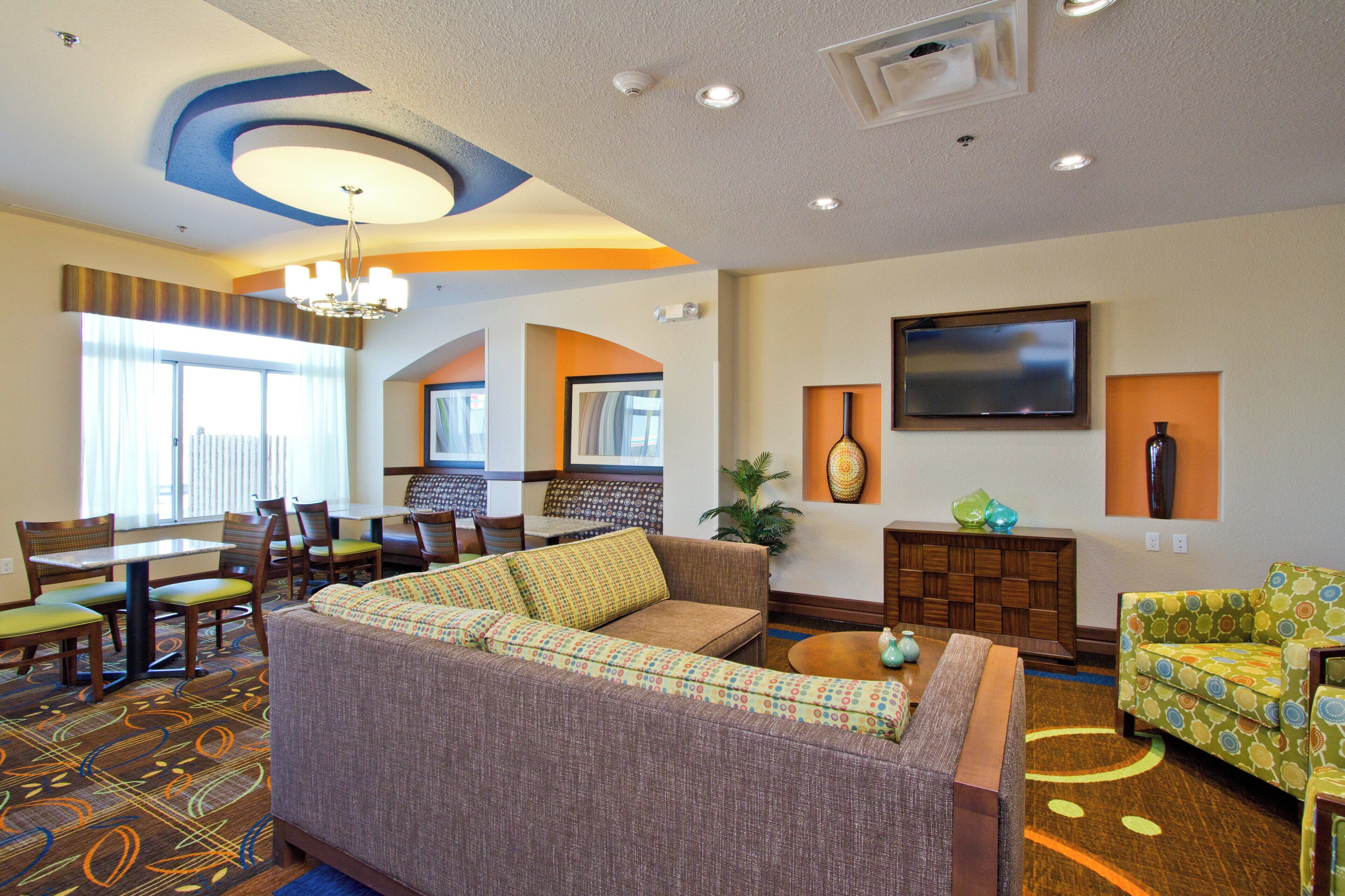 Photo - Holiday Inn Express and Suites Denver East Peoria Street by IHG