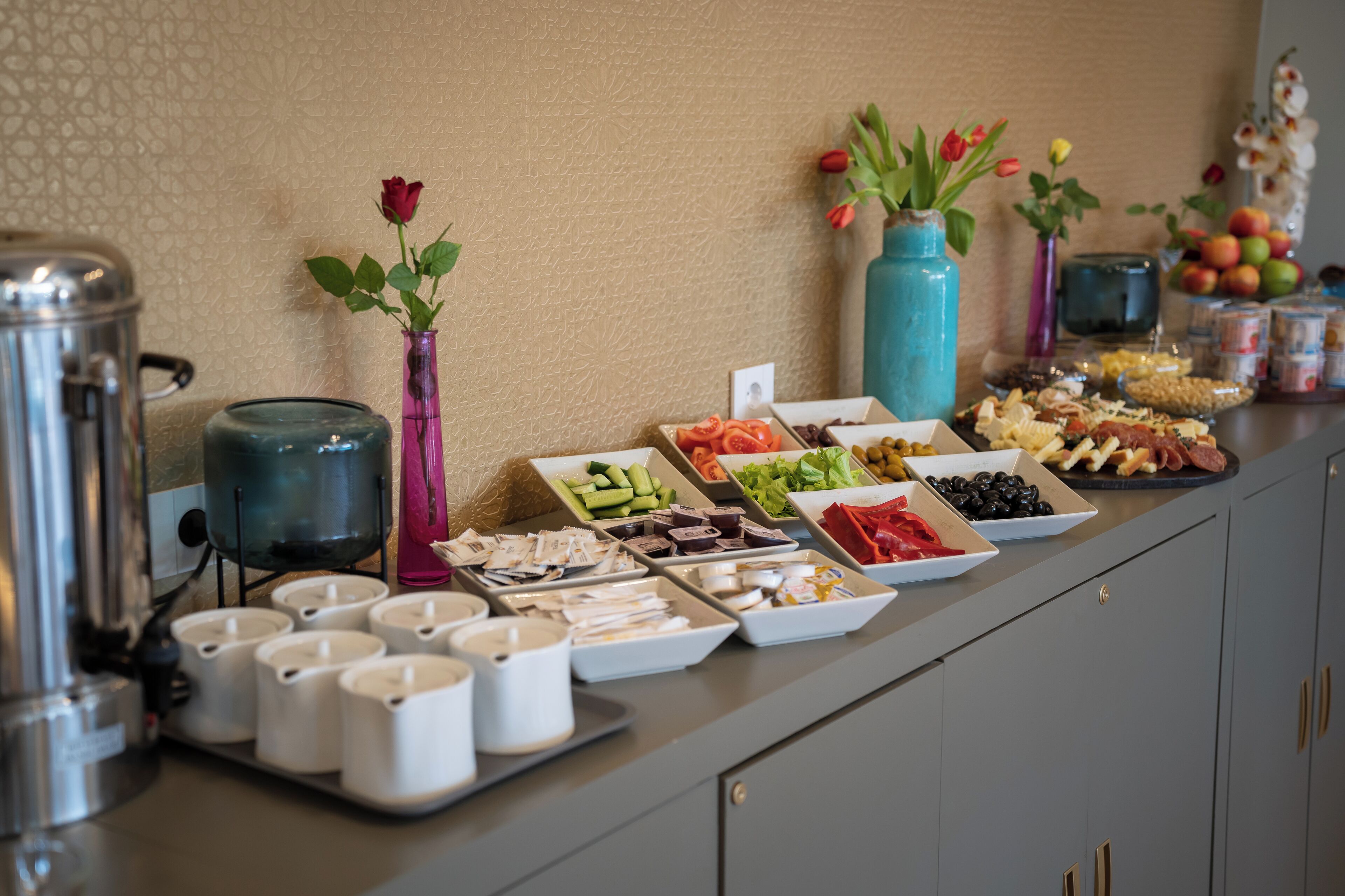 อาหารเช้าแบบบุฟเฟ่ต์ทุกวัน (EUR 10 ต่อคน)