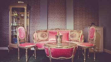 Deluxe Suite | Living area