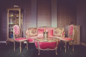 Deluxe Suite | Living area | LCD TV
