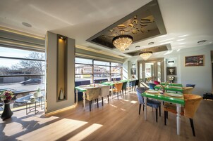 供应早餐、午餐和晚餐，国际美食