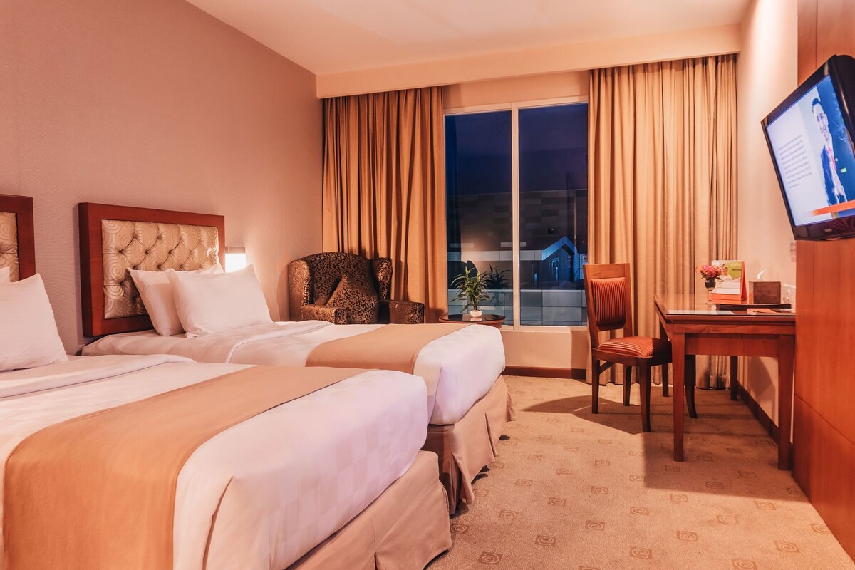Peralatan tempat tidur premium, bar mini, peti besi dalam bilik, meja 