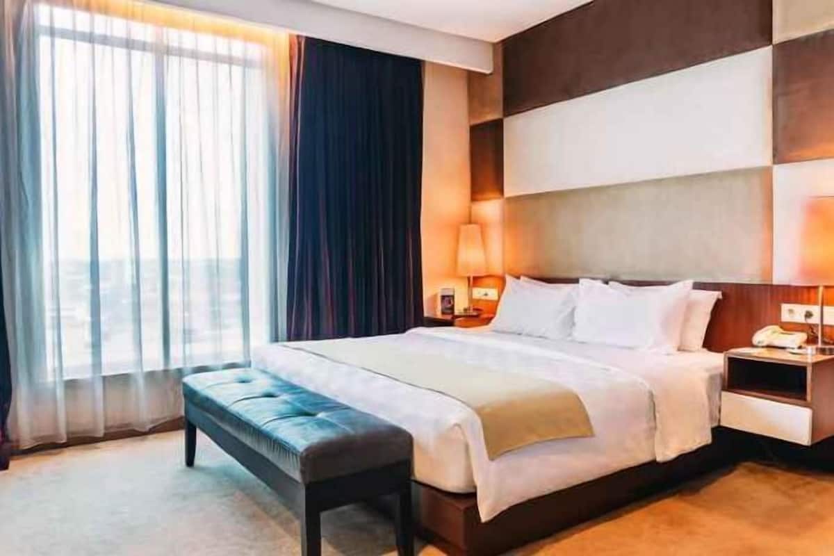 Premium bedding, minibar, in-room safe, desk