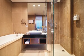 Suite | Baño | Regadera, regadera tipo lluvia, amenidades de baño gratuitas