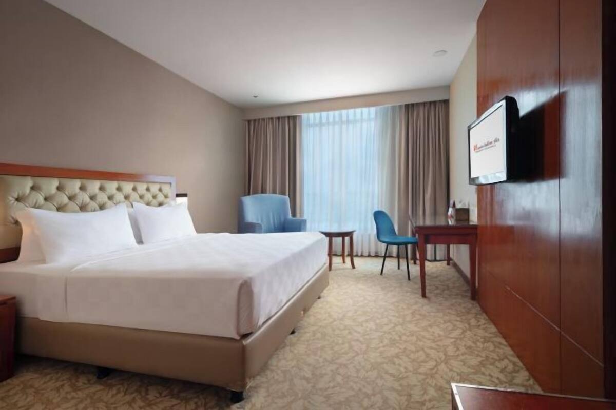 Premium bedding, minibar, in-room safe, desk