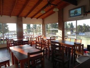 供应午餐和晚餐，地方菜