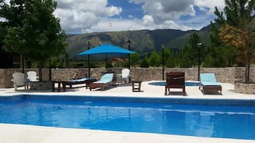 Una piscina techada, 2 piscinas al aire libre