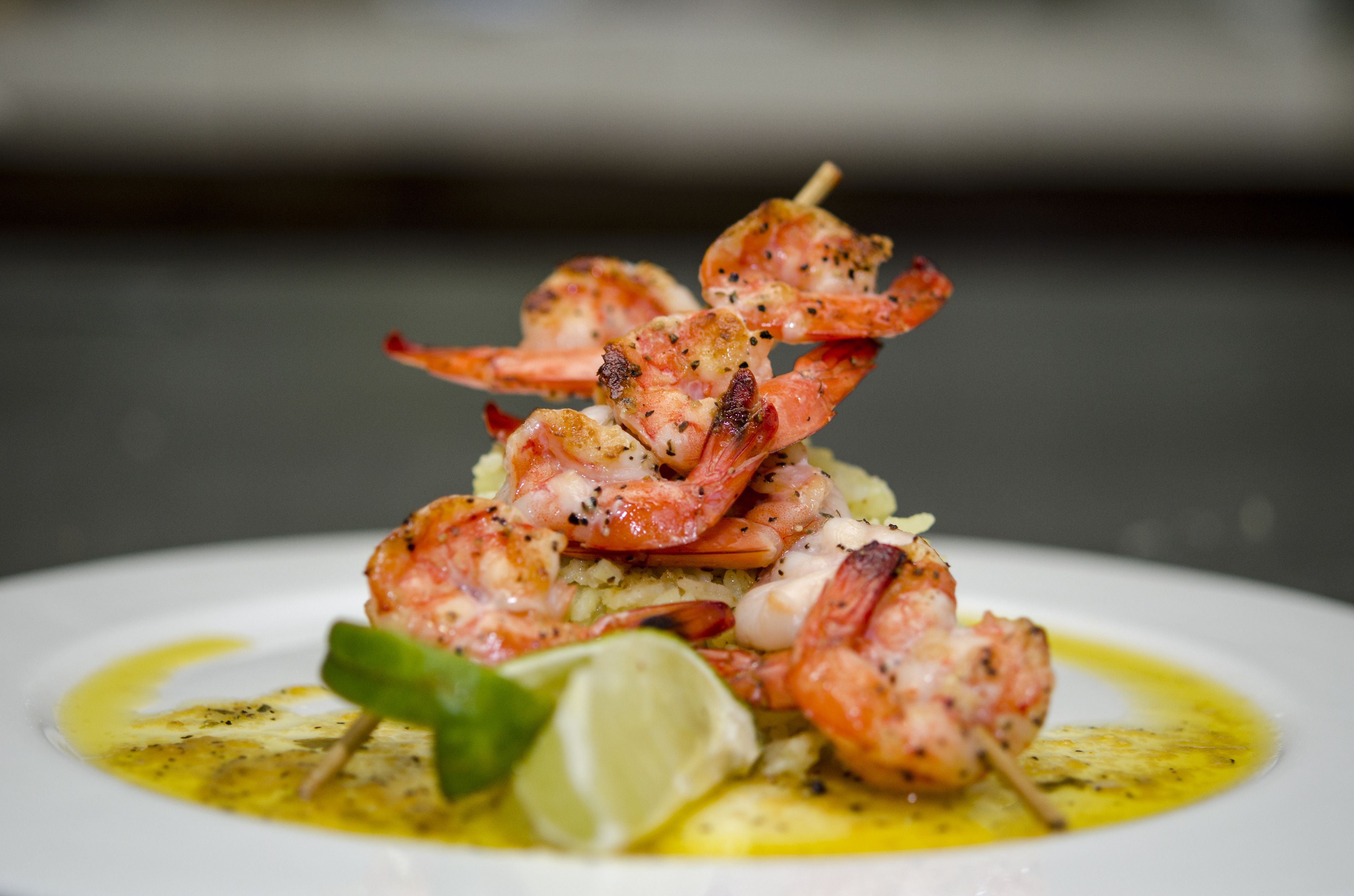 供應早餐、午餐和晚餐，國際料理