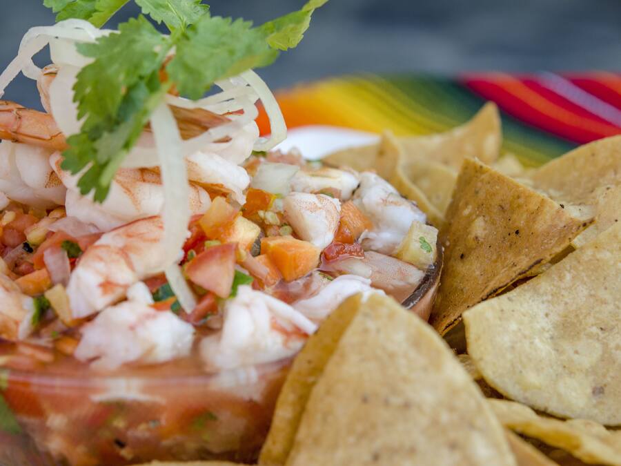 Un cóctel de camarones con totopos.