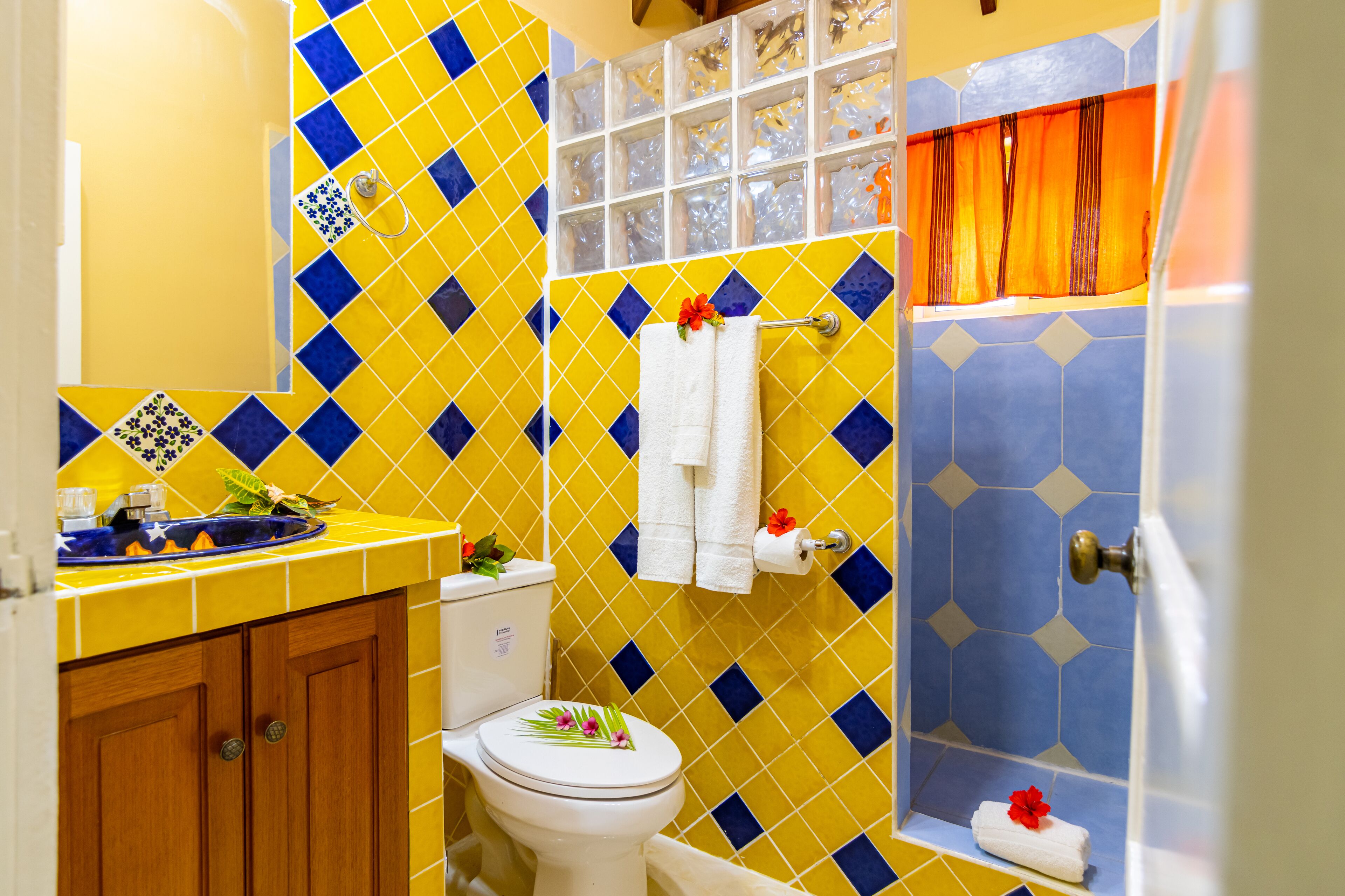 standard cabaña | bathroom | shower, free toiletries, towels