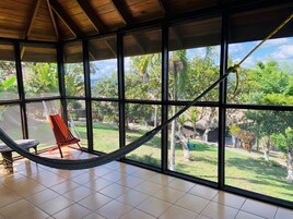 Escritorio, ropa de cama y acceso para silla de ruedas 