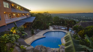 2 piscinas al aire libre, sillones reclinables de piscina