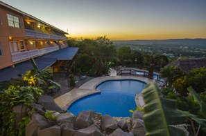 2 outdoor pools, pool loungers