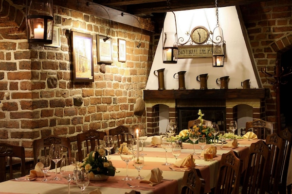 Se sirven desayunos, almuerzos y cenas; cocina francesa