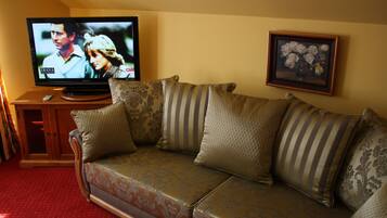 Deluxe Double Room, 1 King Bed with Sofa bed, Private Bathroom, City View (Air conditioning) | Premium bedding, Select Comfort beds, in-room safe