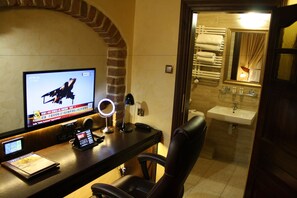 Business Single Room, 1 Double Bed, Club Lounge Access, City View (Air conditioning) | In-room business center - Hotel Petite Fleur - Adults only (Torun)