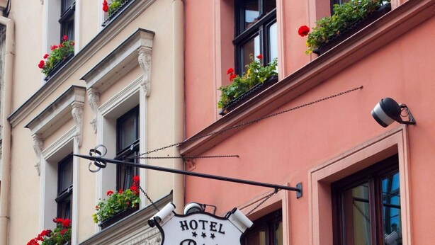 A hotel sign with the name "HOTEL Petite Heure Restaurant". - Hotel Petite Fleur - Adults only (Torun)