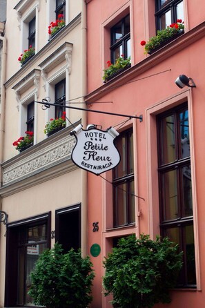 Un letrero de hotel con el nombre 'HOTEL Petite Heure Restaurant'.