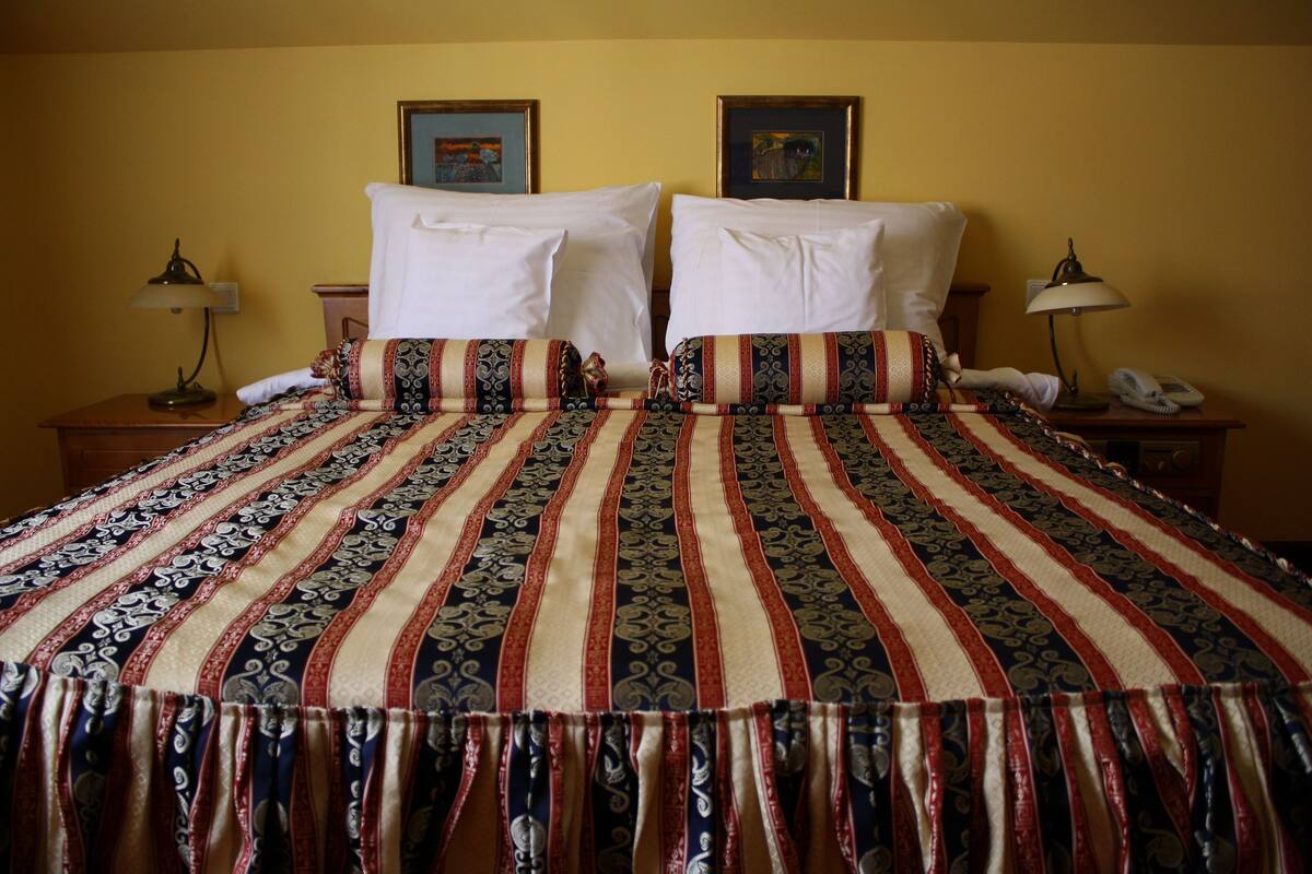 Deluxe Double Room, 1 King Bed with Sofa bed, Private Bathroom, City View (Air conditioning) | Premium bedding, Select Comfort beds, in-room safe, desk