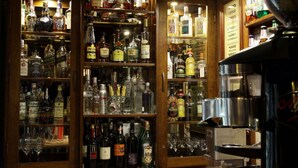 A bar area with shelves of various liquor bottles and glasses. - Hotel Petite Fleur - Adults only (Torun)