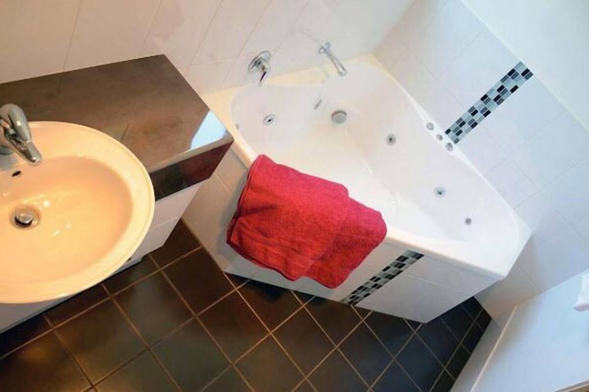 Deluxe Room, 1 Queen Bed, Jetted Tub | Jetted bathtub