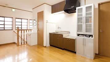 Tủ lạnh, dụng cụ pha cà phê/trà, ấm điện