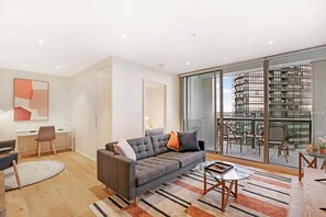 32-inch LCD TV with digital channels, TV, DVD player - Astra Apartments - Docklands (Docklands)