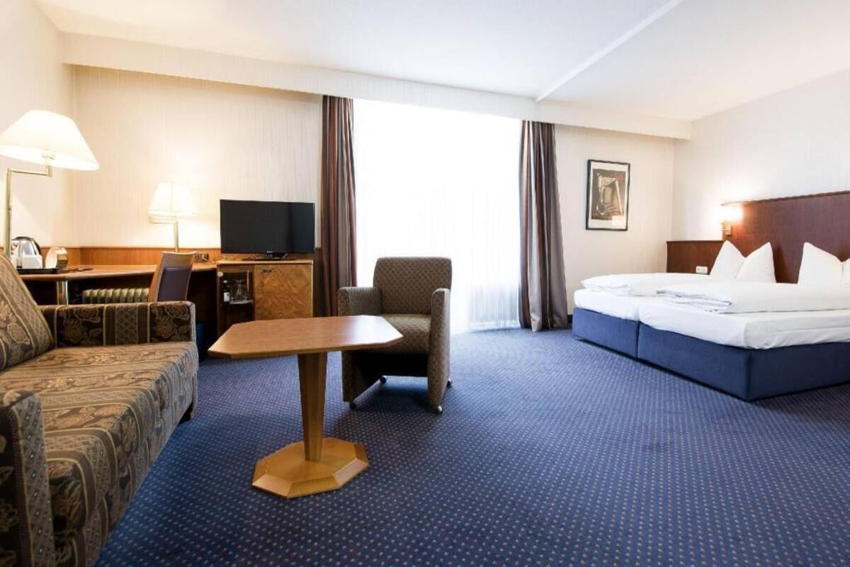 ملاءات للفراش لا تسبب الحساسية وأسرّة بطبقة علوية مريحة وستائر تعتيم