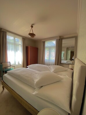 Superior Double Room | In-room safe, free WiFi, bed sheets - Hotel de la Paix (Interlaken)