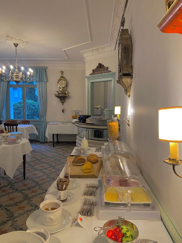 Daily buffet breakfast (CHF 15 per person) - Hotel de la Paix (Interlaken)