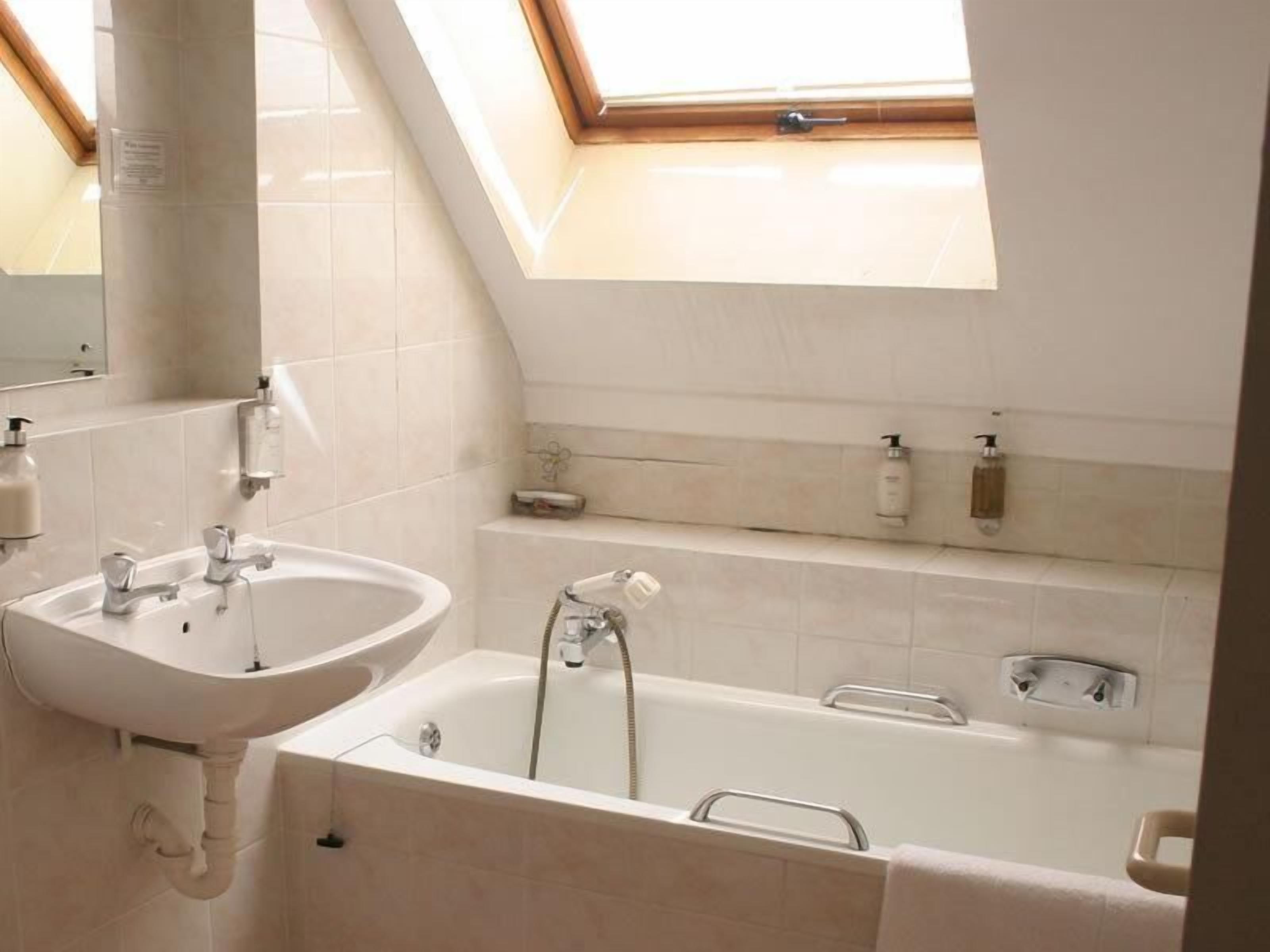 Deep-soaking bathtub