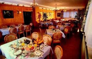 Free daily buffet breakfast