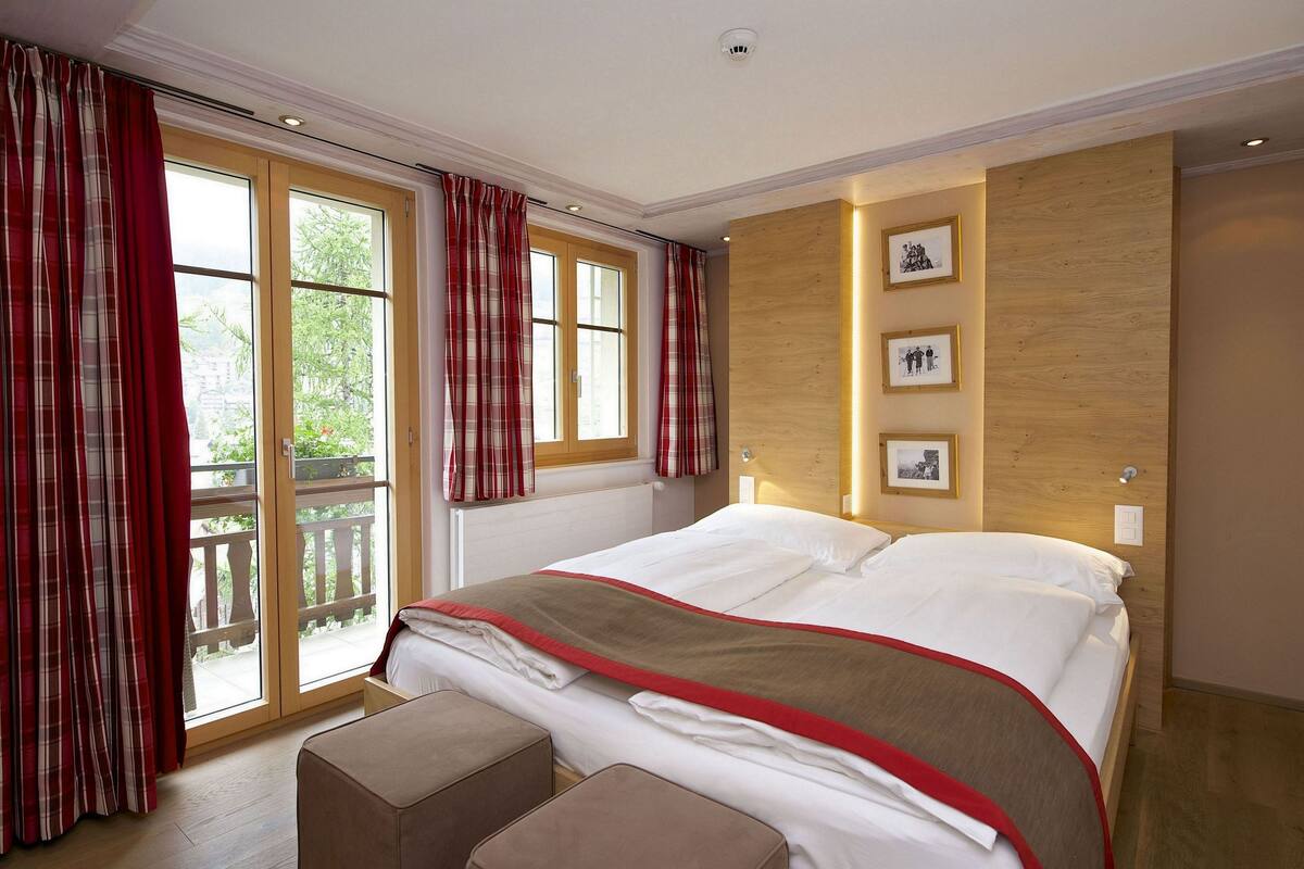 Hypo-allergenic bedding available, in-room safe, soundproofing