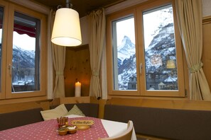 بوفيه فطور يوميًا بتكلفة قدرها (15 CHF للشخص)