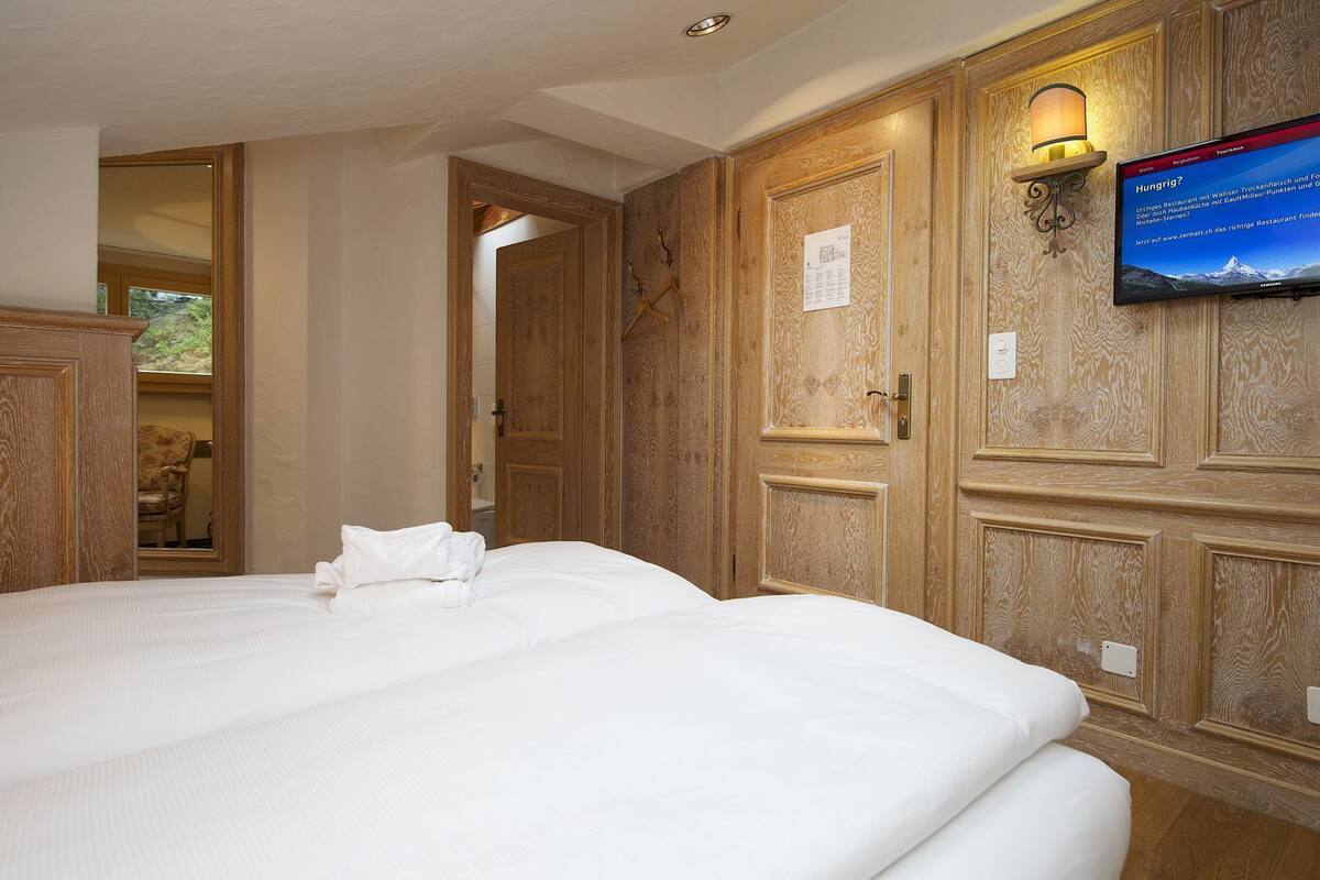Economy Double Room, Refrigerator | Hypo-allergenic bedding available, in-room safe, soundproofing