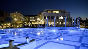 Una piscina techada, una piscina al aire libre