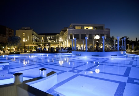 Una piscina techada, una piscina al aire libre