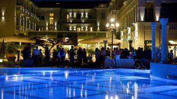Piscina coperta, piscina all'aperto