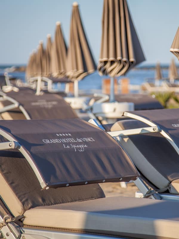 Aan een privéstrand, parasols, een strandbar
