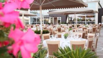 Lunch, dinner served; Italian cuisine, alfresco dining