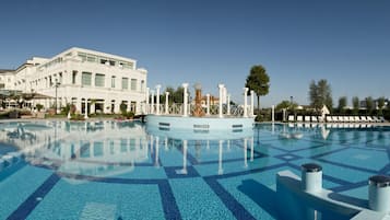 Een binnenzwembad, een buitenzwembad